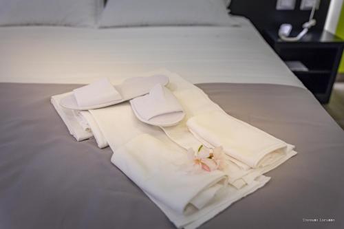 Una cama o camas en una habitación de HOLYGOLD Suite ****