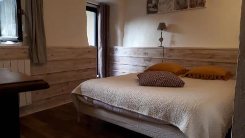 1 dormitorio con 1 cama con 2 almohadas en Gîte de village, en La Garde-Adhémar