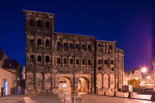 a large stone building at night at Hotel zur Post in Mülheim an der Mosel