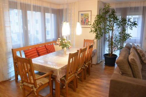 a dining room with a table and chairs and a couch at Beste Lage im Zentrum und am Hofgarten 150qm mit Klima, 2xBalkon, Aufzug, Familienfreundlich in Bayreuth