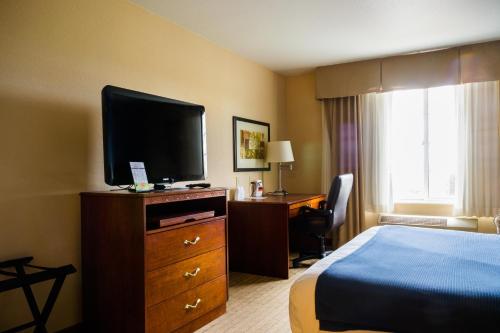 Кровать или кровати в номере Holiday Inn Express Hotel & Suites Acme-Traverse City by IHG