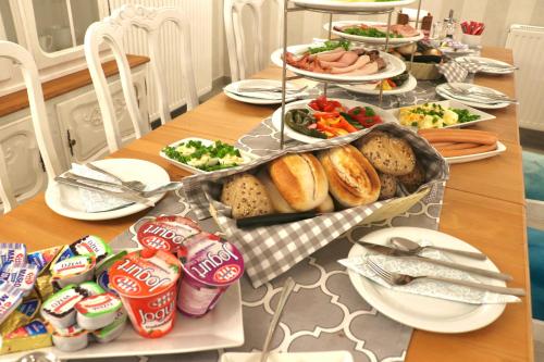 Una mesa con un buffet de comida encima en Premium - Bed & Breakfast, en Malbork