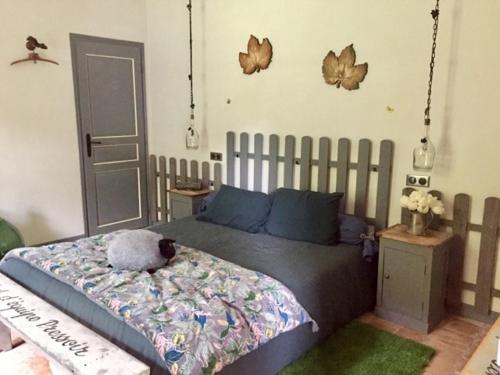 une chambre avec un lit avec un animal en peluche dessus dans l'établissement le Clos de la Livre, à Fontaine-sur-Ay
