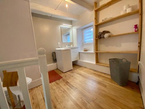 a small bathroom with a sink and a mirror at La petite maison à deux pas de la mer in Wimille