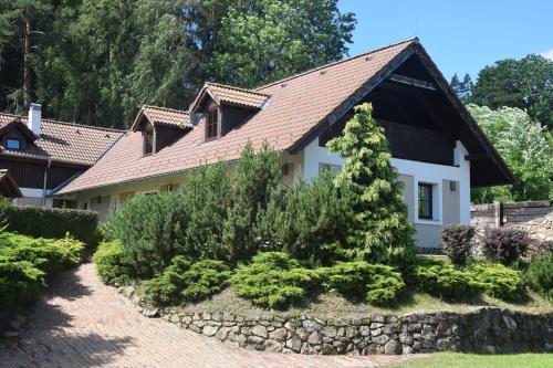 a house with a garden in front of it at Chalupa U Ptáčků in Kamenice nad Lipou