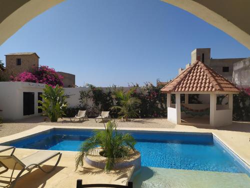 une piscine avec un kiosque et une piscine dans l'établissement Villa Roka - Toubab Dialaw, à Toubab Dialo