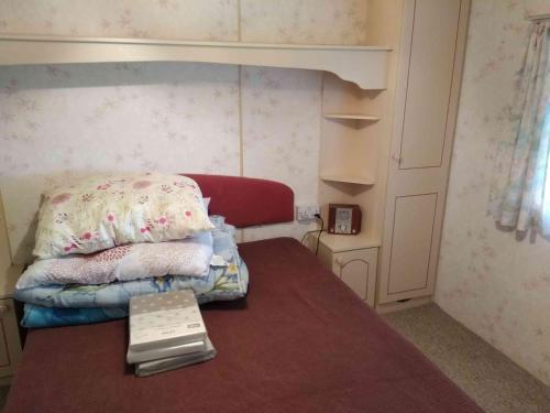 Zimmer mit einem Bett mit einer Waage auf einem Tisch in der Unterkunft Dar Kalu Małgosia in Kal