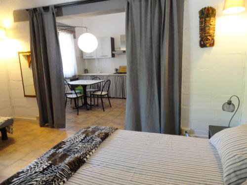 Schlafzimmer mit einem Bett und einem Tisch mit Stühlen in der Unterkunft LOFT collina vista mare in Castellina Marittima