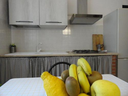 einen Stapel Obst, der auf einem Tisch in einer Küche sitzt in der Unterkunft LOFT collina vista mare in Castellina Marittima
