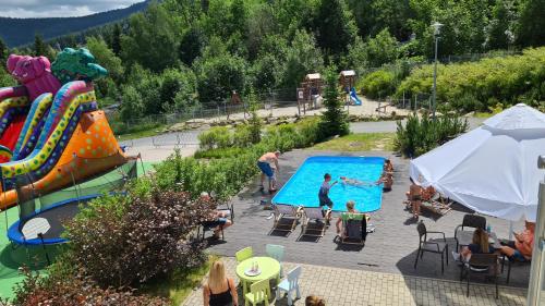 eine Gruppe von Menschen spielt in einem Pool in einem Resort in der Unterkunft Apartament Czarna Góra S26 in Heudorf