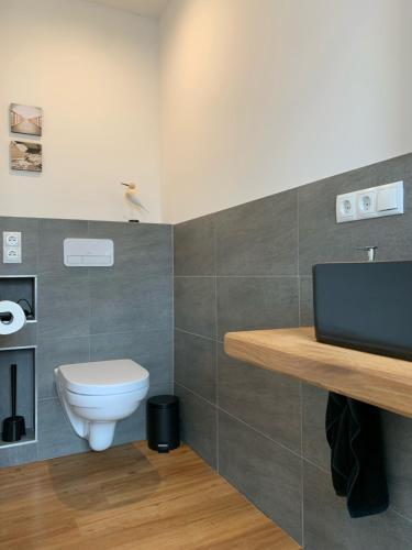 シュレースヴィヒにあるFerienwohnung Leonardのトイレと洗面台付きのバスルーム