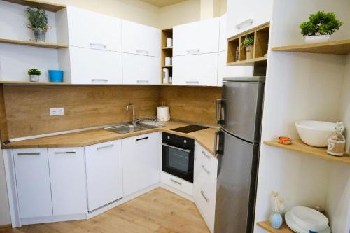 A kitchen or kitchenette at Luxury Nevena Apartment - Bogoridi super centre