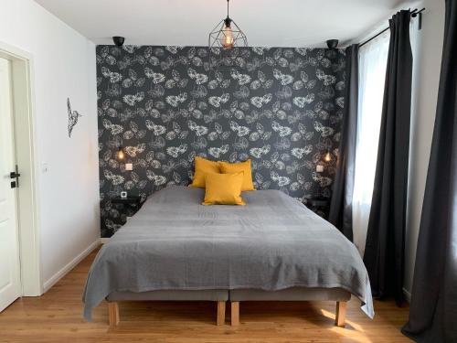 a bedroom with a bed with a black and white wallpaper at Ferienwohnung Leonard in Schleswig
