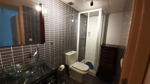 オリーバにあるOLIVA NOVA – GOLF&BEACH CABAGUAのバスルーム(トイレ、ガラス張りのシャワー付)