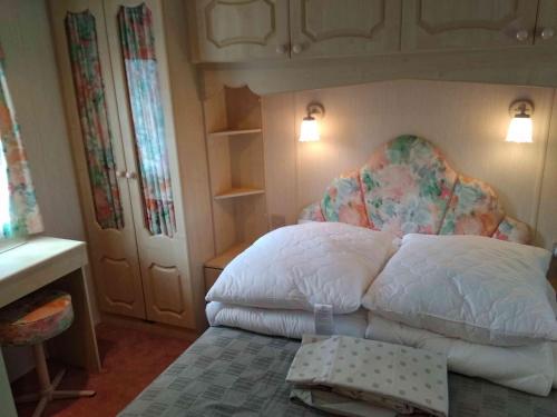 a bedroom with a bed with a floral headboard and a bed sidx sidx sidx at Dar Kalu Jas in Kal