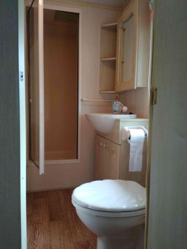 a small bathroom with a toilet and a sink at Dar Kalu Jas in Kal