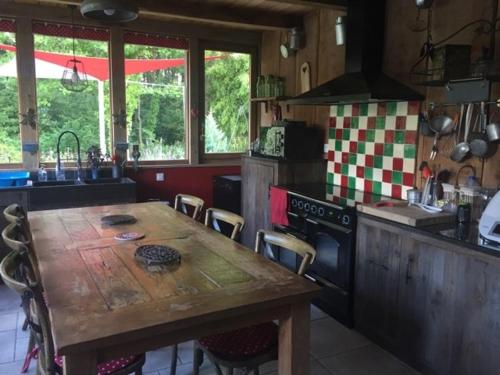 une cuisine avec une table en bois et un comptoir en bois dans l'établissement le Clos de la Livre, à Fontaine-sur-Ay