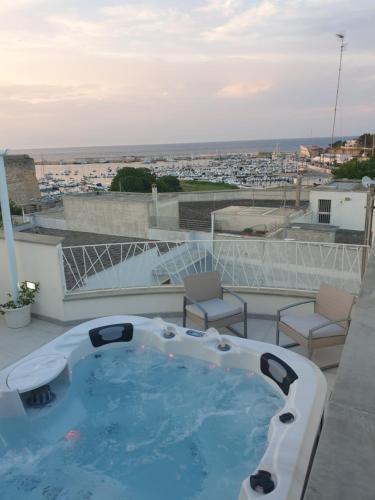 bañera de hidromasaje en la azotea de un edificio en Appartamenti porta mare en Otranto