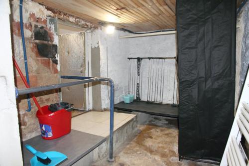una habitación que está siendo remodelada con una habitación con en La Pommeraie Studio, en Vernet-les-Bains
