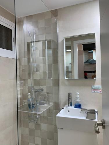 ein Badezimmer mit Dusche, Waschbecken und Spiegel in der Unterkunft Luxury estudio Júpiter minerva in Benalmádena