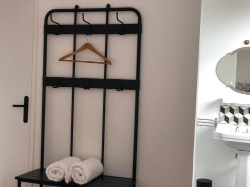 a black towel rack in a bathroom with towels at L'Escale Bellifontaine in Ury