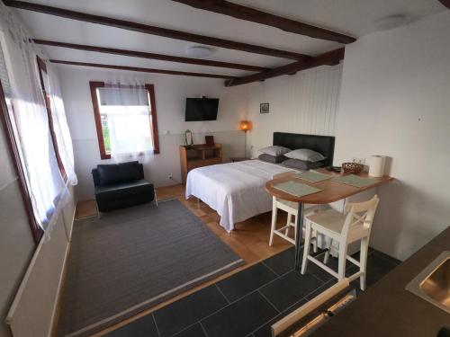 1 dormitorio con 1 cama, mesa y sillas en Ranargata Apartment en Reikiavik