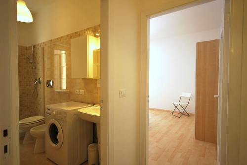 y baño con lavabo y lavadora. en Appartamenti family & MTB, en Finale Ligure