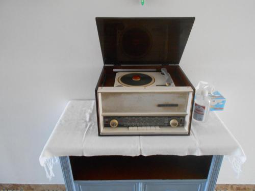 an old radio sitting on top of a table at Casa Ortensia in Grions