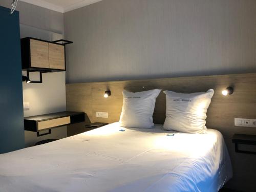 Een bed of bedden in een kamer bij HOTEL LEHOUCK