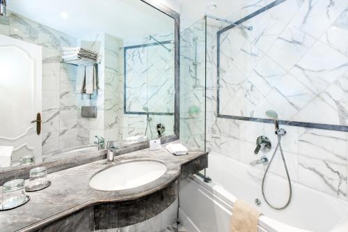 a bathroom with a sink and a shower at Eiffel Trocadéro in Paris