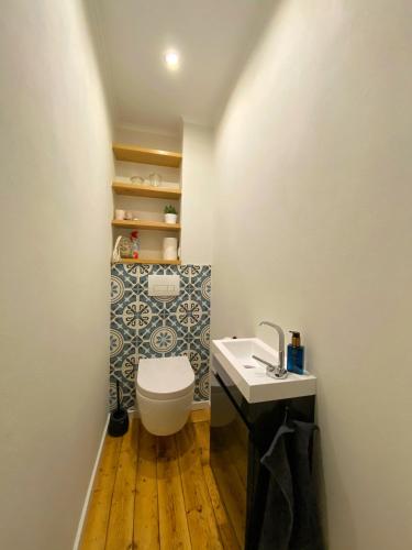 a bathroom with a toilet and a sink at Ferienwohnung SeeGlück Bostalsee in Nohfelden
