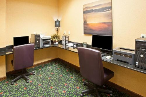 TV a/nebo společenská místnost v ubytování Country Inn & Suites by Radisson, Grand Rapids East, MI
