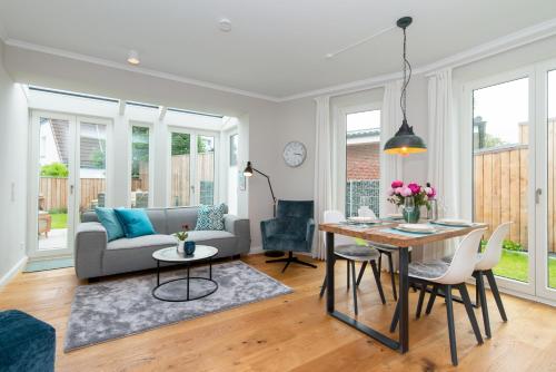 uma sala de estar com um sofá e uma mesa em KüstenHüs em Westerland