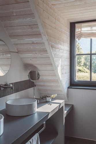 une salle de bain avec un lavabo et une fenêtre dans l'établissement Les Hauts de Saint-Lary, à Saint-Lary-Soulan