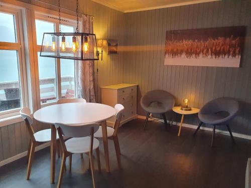 
a dining room with a table and chairs at Dalsøren Camping og hytter in Luster
