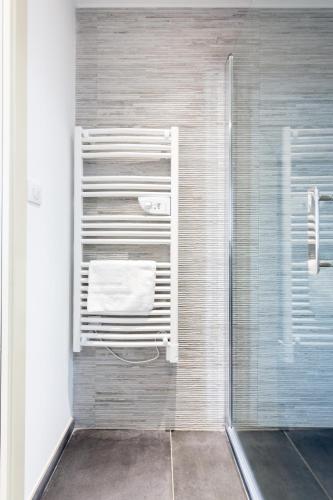 La salle de bains est pourvue d'une douche et d'un sèche-serviettes. dans l'établissement Astoux YourHostHelper, à Cannes