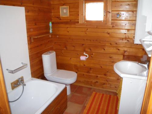 uma casa de banho com um WC branco e um lavatório. em Chalet Rouge Sorbier em Font-Romeu