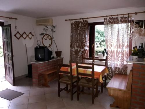 eine Küche und ein Esszimmer mit einem Tisch und Stühlen in der Unterkunft bellavista appartment in Piran