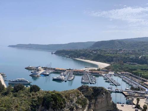 una vista aerea di un porto con barche in acqua di Loft Tropea a Tropea