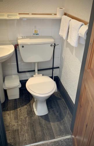 a small bathroom with a toilet and a sink at Manchester Stay Hotel - Free Parking in Manchester