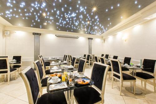 パリにあるエッフェル トロカデロの天井に星が飾られたテーブルと椅子のあるダイニングルーム