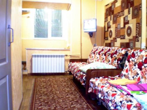 uma sala de estar com um sofá e uma televisão em Небольшая студия, пр. Центральный, 148, 1этаж-9этажного дома, WI-FI, 2 дивана и 2 кресла em Nikolayev