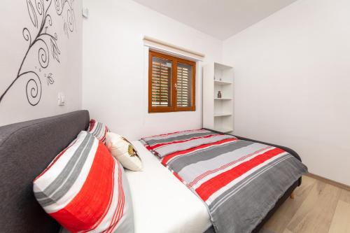 a bedroom with a bed and a window at Al Pino Blue Property in Premantura