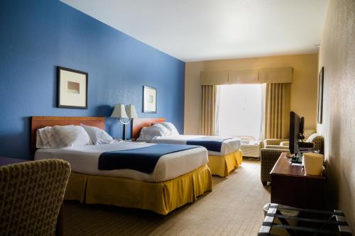 Кровать или кровати в номере Holiday Inn Express Hotel & Suites Acme-Traverse City by IHG
