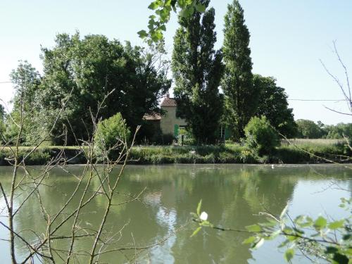 Výhled na řeku, která protéká v blízkosti prázdninového domu