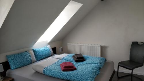 a bedroom with a bed and a black chair at Ferienwohnung im Spreewald in idyllischer Alleinlage in Werben