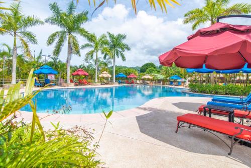 Bazén v ubytování Hotel Casa Roland Golfito Resort nebo v jeho okolí