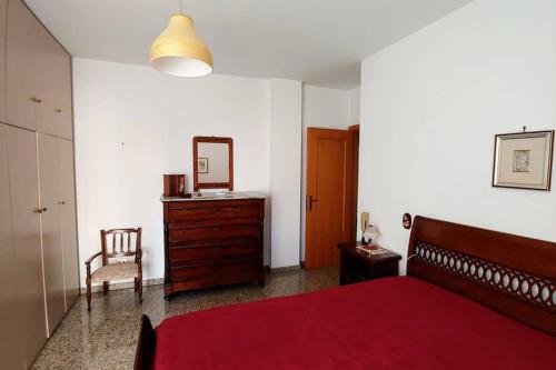 Schlafzimmer mit einem Bett, einer Kommode und einem Spiegel in der Unterkunft Appartamento per vacanze sulla costa dei trabocchi in Fossacesia