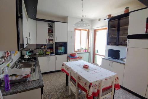 eine Küche mit einem Tisch in der Mitte in der Unterkunft Appartamento per vacanze sulla costa dei trabocchi in Fossacesia