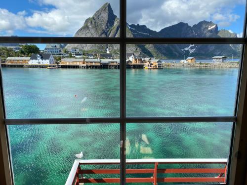 einen Blick auf das Wasser aus dem Fenster in der Unterkunft Rostad Retro Rorbuer in Reine